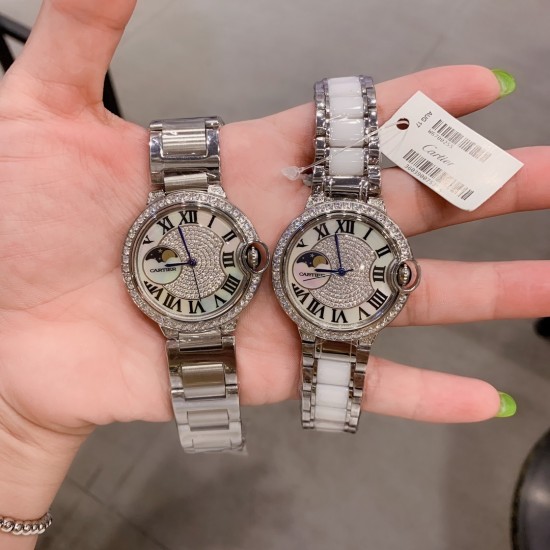 卡地亚 CARTIER 蓝气球满钻系列腕表。316L精钢材质,伦敦时尚风格、日月星辰大框显示,星空运转、时间流淌 特殊工艺切割方钻镶嵌圈口、个性完美,搭载进口石英机芯、走时精准,进口高亮漆牛皮带配原装折叠扣。完美演绎。尺寸36mm*8mm。 卡地亚 CARTIER 蓝气球满钻系列腕表。316L精钢材质,伦敦时尚风格、日月星辰大框显示,星空运转、时间流淌 特殊工艺切割方钻镶嵌圈口、个性完美,搭载进口石英机芯、走时精准,进口高亮漆牛皮带配原装折叠扣。完美演绎。尺寸36mm*8mm。