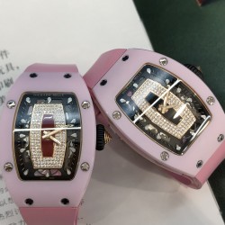 BBA厂v3镂空升级版到货明星网红款❤️理查德米勒RM07-011⃣️表壳：采用与原版一致ZTA白色/黑色陶瓷表壳。2⃣️机芯：独家定制机芯 还原正品3⃣️表径：1:1还原正品45.66x31.40mm毫米，厚度为11.85MM4⃣️表镜材质：蓝宝石水晶镜面双防眩效果。5⃣️表带材质：进口氟橡胶表带，耐腐，舒适耐用6⃣️表扣：最新工艺钛金属材质7⃣️镶钻工艺：打破传统机镶工艺 纯手工镶嵌 8⃣️镜面材质：蓝宝石 防眩光处理