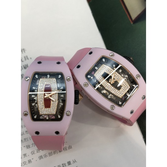 BBA厂v3镂空升级版到货明星网红款❤️理查德米勒RM07-011⃣️表壳:采用与原版一致ZTA白色/黑色陶瓷表壳。2⃣️机芯:独家定制机芯 还原正品3⃣️表径:1:1还原正品45.66x31.40mm毫米,厚度为11.85MM4⃣️表镜材质:蓝宝石水晶镜面双防眩效果。5⃣️表带材质:进口氟橡胶表带,耐腐,舒适耐用6⃣️表扣:最新工艺钛金属材质7⃣️镶钻工艺:打破传统机镶工艺 纯手工镶嵌 8⃣️镜面材质:蓝宝石 防眩光处理 BBA厂v3镂空升级版到货明星网红款❤️理查德米勒RM07-011⃣️表壳:采用与原版一致ZTA白色/黑色陶瓷表壳。2⃣️机芯:独家定制机芯 还原正品3⃣️表径:1:1还原正品45.66x31.40mm毫米,厚度为11.85MM4⃣️表镜材质:蓝宝石水晶镜面双防眩效果。5⃣️表带材质:进口氟橡胶表带,耐腐,舒适耐用6⃣️表扣:最新工艺钛金属材质7⃣️镶钻工艺:打破传统机镶工艺 纯手工镶嵌 8⃣️镜面材质:蓝宝石 防眩光处理