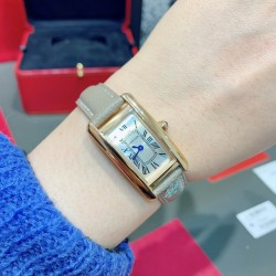 卡地亚-美国坦克-Cartier Tank Amricaine腕表，小号表款，三码合一。采用蓝宝‮水石‬晶镜面，瑞士石英机芯。原版开模，精钢表壳，八角形表冠，镶嵌一颗合成蓝色尖晶石，镀银表盘，剑形蓝钢指针，搭配原装光面折叠表扣，采用进口多色小牛皮。腕‮大表‬器优雅，深‮行受‬家青睐。表壳尺寸：34.80 x 19.00毫米。