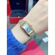 卡地亚-美国坦克-Cartier Tank Amricaine腕表,小号表款,三码合一。采用蓝宝水石晶镜面,瑞士石英机芯。原版开模,精钢表壳,八角形表冠,镶嵌一颗合成蓝色尖晶石,镀银表盘,剑形蓝钢指针,搭配原装光面折叠表扣,采用进口多色小牛皮。腕大表器优雅,深行受家青睐。表壳尺寸:34.80 x 19.00毫米。 卡地亚-美国坦克-Cartier Tank Amricaine腕表,小号表款,三码合一。采用蓝宝水石晶镜面,瑞士石英机芯。原版开模,精钢表壳,八角形表冠,镶嵌一颗合成蓝色尖晶石,镀银表盘,剑形蓝钢指针,搭配原装光面折叠表扣,采用进口多色小牛皮。腕大表器优雅,深行受家青睐。表壳尺寸:34.80 x 19.00毫米。