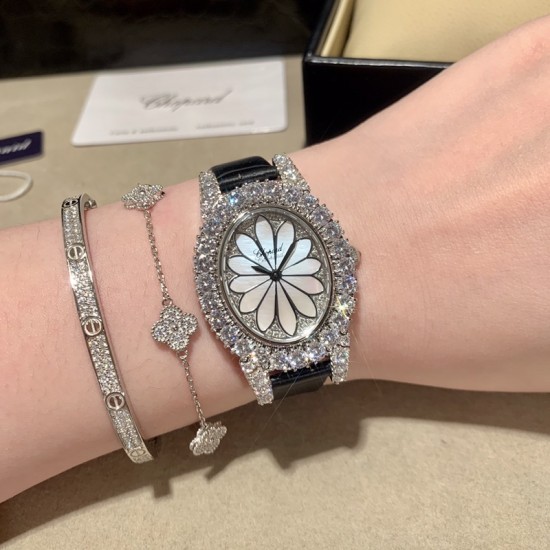 萧邦   LHEURE DU DIAMANT MEDIUM OVAL 此款LHeure du Diamant 椭圆形切割贝壳雕纹镶钻表盘 环以点缀钻石的表圈 优雅气韵 时尚风格和萧邦精湛的手工艺尽显无遗 光华耀眼