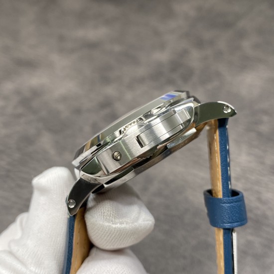 PANERAI 沛纳海 PANERAI BLUE DIAL蓝色表盘GMT自动腕表 PAM00688 PAM688 VS688 688 异地时间 GMT 两地时间 精钢抛光表壳 带滚轴保险护桥表冠 蓝宝石镜面 蓝色日晖纹表盘 镀金表针 超强夜光 机芯(摆的位置和正品一致了,时针快调,日历通过时针调节,GMT针12小时走一圈,螺丝孔位置和原装一致,机芯厚度也一样了) 牛皮表带 精钢针扣 42mm VS厂出品V2版 出了货实拍 PANERAI 沛纳海 PANERAI BLUE DIAL蓝色表盘GMT自动腕表 PAM00688 PAM688 VS688 688 异地时间 GMT 两地时间 精钢抛光表壳 带滚轴保险护桥表冠 蓝宝石镜面 蓝色日晖纹表盘 镀金表针 超强夜光 机芯(摆的位置和正品一致了,时针快调,日历通过时针调节,GMT针12小时走一圈,螺丝孔位置和原装一致,机芯厚度也一样了) 牛皮表带 精钢针扣 42mm VS厂出品V2版 出了货实拍