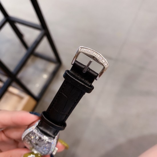 ✔️✔️法兰克穆勒 FranckMuller 36mm*45mm酒桶型表壳和夸张的弧度设计满足了小女生对FM的热爱✔️✔️