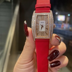 伯爵-piaget-G0A33091女士腕表，水桶形的表壳别具一格，独特的绢布表带搭配原版针扣，完美结合，尽显奢华时尚气质。原装瑞士机芯，316L精钢表壳，度18k白金和玫瑰金，尺寸27x38mm备受喜爱、值得拥有[机智][耶]实物超美