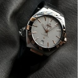 SBF 欧米茄新品-全新第五代星座系列-41mm 1，真正的黑色陶瓷表圈，不是市面上那些电镀版本。2，41毫米，休闲商务兼具，能文能武。3，8900独家专有机芯，走时稳定，机芯质量好，返修少。全新欧米茄星座最好的版本，值得您的拥有。
