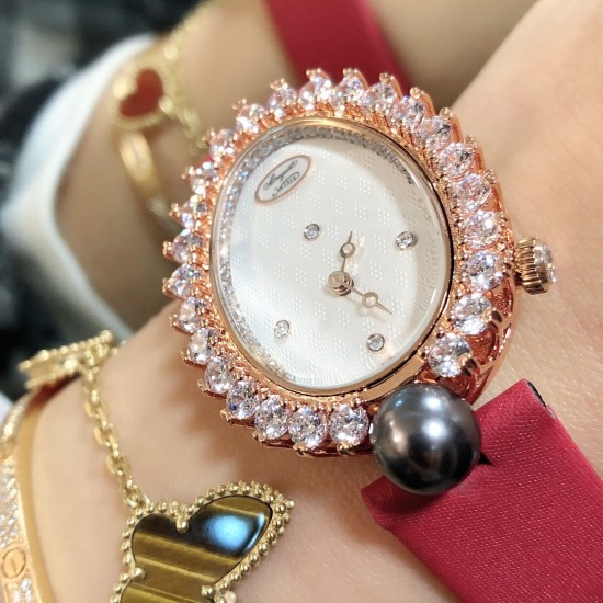 品牌:宝玑-Breguet ™️系列:珠宝系列 现推出石英版本 宝玑GJ29BB8924/5D58 雕花珍珠贝母 镶钻 女士腕表表壳电镀18K金鹅卵形表壳,外缘镶嵌24颗明亮式切割钻石和一颗日本Akoya 海水珍珠。尺寸:34.4 x 28.7毫米。表盘为玑镂刻花珍珠母贝。12点位置镶嵌宝玑铭牌。偏心小时刻度环,3点、6点、9点和12点位置设有钻石时标。宝玑经典针尖镂空式蓝钢指针。镌刻编号和Breguet隐形签名。丝缎表带,搭配折叠镶钻表扣。 品牌:宝玑-Breguet ™️系列:珠宝系列 现推出石英版本 宝玑GJ29BB8924/5D58 雕花珍珠贝母 镶钻 女士腕表表壳电镀18K金鹅卵形表壳,外缘镶嵌24颗明亮式切割钻石和一颗日本Akoya 海水珍珠。尺寸:34.4 x 28.7毫米。表盘为玑镂刻花珍珠母贝。12点位置镶嵌宝玑铭牌。偏心小时刻度环,3点、6点、9点和12点位置设有钻石时标。宝玑经典针尖镂空式蓝钢指针。镌刻编号和Breguet隐形签名。丝缎表带,搭配折叠镶钻表扣。