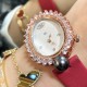 品牌:宝玑-Breguet ™️系列:珠宝系列 现推出石英版本 宝玑GJ29BB8924/5D58 雕花珍珠贝母 镶钻 女士腕表表壳电镀18K金鹅卵形表壳,外缘镶嵌24颗明亮式切割钻石和一颗日本Akoya 海水珍珠。尺寸:34.4 x 28.7毫米。表盘为玑镂刻花珍珠母贝。12点位置镶嵌宝玑铭牌。偏心小时刻度环,3点、6点、9点和12点位置设有钻石时标。宝玑经典针尖镂空式蓝钢指针。镌刻编号和Breguet隐形签名。丝缎表带,搭配折叠镶钻表扣。 品牌:宝玑-Breguet ™️系列:珠宝系列 现推出石英版本 宝玑GJ29BB8924/5D58 雕花珍珠贝母 镶钻 女士腕表表壳电镀18K金鹅卵形表壳,外缘镶嵌24颗明亮式切割钻石和一颗日本Akoya 海水珍珠。尺寸:34.4 x 28.7毫米。表盘为玑镂刻花珍珠母贝。12点位置镶嵌宝玑铭牌。偏心小时刻度环,3点、6点、9点和12点位置设有钻石时标。宝玑经典针尖镂空式蓝钢指针。镌刻编号和Breguet隐形签名。丝缎表带,搭配折叠镶钻表扣。