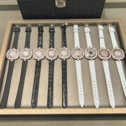 品牌：Chopard-萧邦最新款方形Happy Diamonds❤️瑞士原厂石英机芯 五颗快乐钻石在表盘自由流动  电镀18k金好货不等人哦～[机智]