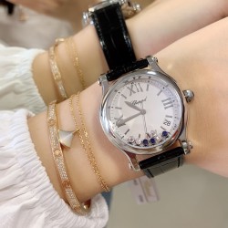 实拍 最新配色 特别款 最强副本萧邦CHOPARD快乐钻系列（原版开模）「中号36mm 」历时一年多研发终于面世，在蓝气球已经是女士标配的时代 萧邦快乐钻系列女表脱颖而出，成为时尚界追捧的一股潮流！此款不但能凸显出钻石的高贵而且更是「女神」最渴望拥有腕表之一 轻松出席各种场合不会出现「同款尴尬」【表带】标配美洲鳄鱼皮 【机芯】采用TOP级海鸥2892机芯，每颗机芯都经制表师的精调细选，确保带来稳定可靠的精准走时。绝世精品！图为36尺寸