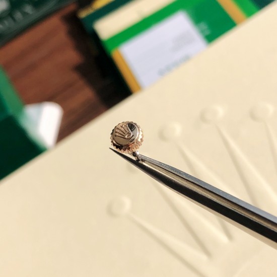 专业拆解 表壳采用劳力士特有的黄金钢(904L不锈钢和18K黄金的组合)材质。表冠采用三扣锁上链表冠,三扣锁上链表冠可以说是劳力士专为潜航者型研发的三重防水系统。三扣锁装置由10组不同零件组成,配置完成后仅需旋紧,即可让蚝式表壳完全密闭,坚固防护可媲美潜艇舱门。 专业拆解 表壳采用劳力士特有的黄金钢(904L不锈钢和18K黄金的组合)材质。表冠采用三扣锁上链表冠,三扣锁上链表冠可以说是劳力士专为潜航者型研发的三重防水系统。三扣锁装置由10组不同零件组成,配置完成后仅需旋紧,即可让蚝式表壳完全密闭,坚固防护可媲美潜艇舱门。