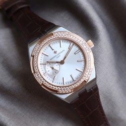 ★实拍 Vacheron Constantin江诗丹顿纵横四海系列OVERSEAS女款小号型2300v/2305v【表壳】表径3610.8mm 同步原装  质感细腻大方 蓝宝石镜面【字面】表盘经旭日纹缎面拉丝工艺处理 深邃优雅 18k金时标均带白色夜光涂层【机芯】CITIZEN8系列改Cal.5300机芯（机芯稳定零返修 ）后原装18k纳米镀金质摆陀【表带扣】半马其他十字三片折叠式表扣 进口牛皮表带越欣赏 越懂欣赏