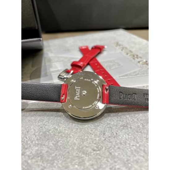 全网女生听我的!买它…❤️。 伯爵“时来运转”顶级奢侈品入门款精致的 29mm尺寸大小!第一眼看到它的时候我一眼就中,首先是外观设计足够百搭,➕上外层一圈可来回转动 很有寓意、一起“转动,遇见非凡”。上手很秀气,彩色鳄鱼皮可轻松拆卸 看上去就高端,机芯采用瑞士进口石英机芯,螺旋式表圈316L精钢打磨抛光 表面光亮如镜、表盘内圈钻石刻度 11颗⭕️圆形美钻(约0.07克拉)外圈一颗圆形美钻(约0.05克拉) 全网女生听我的!买它…❤️。 伯爵“时来运转”顶级奢侈品入门款精致的 29mm尺寸大小!第一眼看到它的时候我一眼就中,首先是外观设计足够百搭,➕上外层一圈可来回转动 很有寓意、一起“转动,遇见非凡”。上手很秀气,彩色鳄鱼皮可轻松拆卸 看上去就高端,机芯采用瑞士进口石英机芯,螺旋式表圈316L精钢打磨抛光 表面光亮如镜、表盘内圈钻石刻度 11颗⭕️圆形美钻(约0.07克拉)外圈一颗圆形美钻(约0.05克拉)