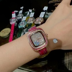 品牌：卡地亚系列：coussindeCartier机芯：石英表径：30.44*33.78表壳厚度：7.08毫米满钻：方形：蓝宝石镜面：表带材质：美州鳄鱼皮