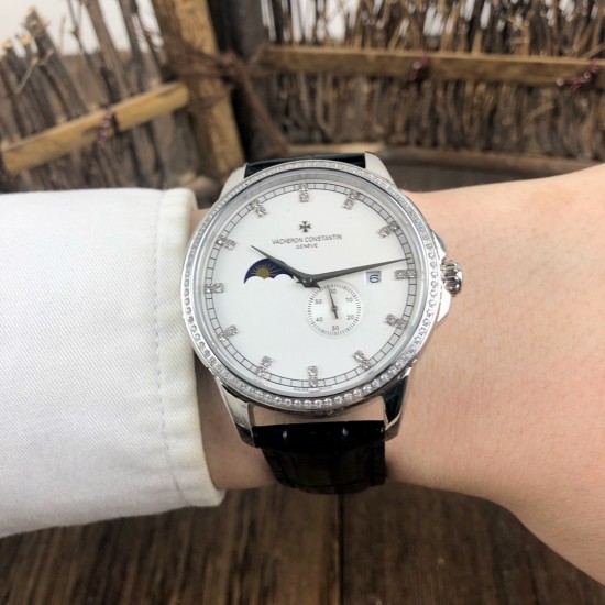 【 VACHERON CONSTANTIN 】江诗丹顿 贵族的艺术品!搭配进口机芯(0返修)台湾厂进口316精钢塑造!字面采用3D油压鱼鳞纹技术,立体感十足,搭配意大利进口小牛皮!耗时6个月打造壳身 堪称完美无缺,尺寸41mm。耐磨防刮蓝宝石双卜玻璃!超强防水50米!江诗丹顿历经风雨一直以来都是销量冠军,独特而奢华的设计风格广受好评,是成功魅力人士的首选,怒荐! 【 VACHERON CONSTANTIN 】江诗丹顿 贵族的艺术品!搭配进口机芯(0返修)台湾厂进口316精钢塑造!字面采用3D油压鱼鳞纹技术,立体感十足,搭配意大利进口小牛皮!耗时6个月打造壳身 堪称完美无缺,尺寸41mm。耐磨防刮蓝宝石双卜玻璃!超强防水50米!江诗丹顿历经风雨一直以来都是销量冠军,独特而奢华的设计风格广受好评,是成功魅力人士的首选,怒荐!