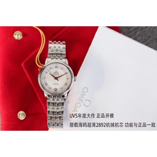 实拍 UVS正品开模!欧米茄碟飞系列424.10.33.20.55.002 装海欧2892机芯,与原装2500机芯是一致的,包括了把中位的高低,调历与跳历的方向,2500的调历是往下转动日历由右向左跳动的。表壳的4条修边线,需粗磨走cnc再细磨,不是老师傅是没法磨出如此线条,和镜面般的效果的。底盖的时间之神.克洛诺斯.浮雕,是最考功夫的,底盖经过11次改模,只为追求那一份完美,耗时13个月,终于做到了原版一致的图案,精致栩栩如生。尺寸32.7mm。 实拍 UVS正品开模!欧米茄碟飞系列424.10.33.20.55.002 装海欧2892机芯,与原装2500机芯是一致的,包括了把中位的高低,调历与跳历的方向,2500的调历是往下转动日历由右向左跳动的。表壳的4条修边线,需粗磨走cnc再细磨,不是老师傅是没法磨出如此线条,和镜面般的效果的。底盖的时间之神.克洛诺斯.浮雕,是最考功夫的,底盖经过11次改模,只为追求那一份完美,耗时13个月,终于做到了原版一致的图案,精致栩栩如生。尺寸32.7mm。