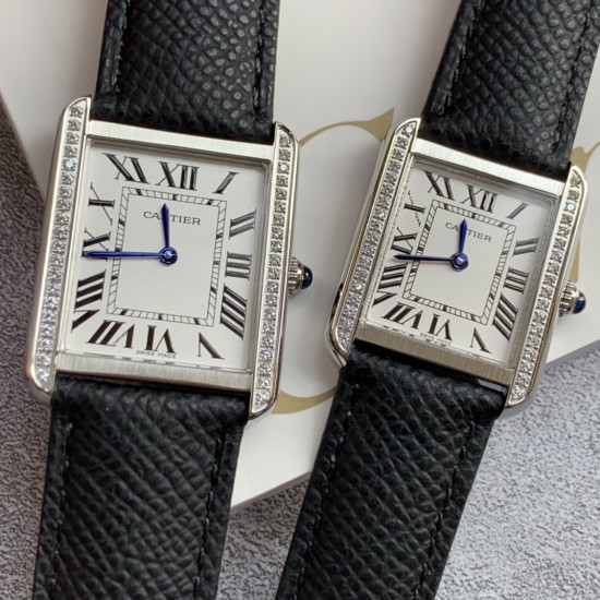 实拍【精品升级版】卡地亚超薄坦克Cartier Tank Solo系列,一款百搭性价比又高的手表 进口瑞士石英机芯,圆珠形表冠,镶嵌一颗凸圆形合成尖晶石,镀银珠光表盘,罗马数字时标,剑形蓝钢指针,蓝宝石水晶镜面,搭配进口牛皮表带,多颜色可搭配。直径:小号2431mm,中号2734mm。佩戴舒适柔软服帖,上手显得高贵又典雅,很气质很女人独家货源。 实拍【精品升级版】卡地亚超薄坦克Cartier Tank Solo系列,一款百搭性价比又高的手表 进口瑞士石英机芯,圆珠形表冠,镶嵌一颗凸圆形合成尖晶石,镀银珠光表盘,罗马数字时标,剑形蓝钢指针,蓝宝石水晶镜面,搭配进口牛皮表带,多颜色可搭配。直径:小号2431mm,中号2734mm。佩戴舒适柔软服帖,上手显得高贵又典雅,很气质很女人独家货源。