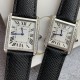 实拍【精品升级版】卡地亚超薄坦克Cartier Tank Solo系列,一款百搭性价比又高的手表 进口瑞士石英机芯,圆珠形表冠,镶嵌一颗凸圆形合成尖晶石,镀银珠光表盘,罗马数字时标,剑形蓝钢指针,蓝宝石水晶镜面,搭配进口牛皮表带,多颜色可搭配。直径:小号2431mm,中号2734mm。佩戴舒适柔软服帖,上手显得高贵又典雅,很气质很女人独家货源。 实拍【精品升级版】卡地亚超薄坦克Cartier Tank Solo系列,一款百搭性价比又高的手表 进口瑞士石英机芯,圆珠形表冠,镶嵌一颗凸圆形合成尖晶石,镀银珠光表盘,罗马数字时标,剑形蓝钢指针,蓝宝石水晶镜面,搭配进口牛皮表带,多颜色可搭配。直径:小号2431mm,中号2734mm。佩戴舒适柔软服帖,上手显得高贵又典雅,很气质很女人独家货源。