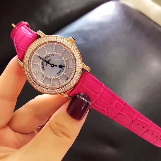 法兰克穆勒Franck muller ⏱FM新款镶钻简约女表✔️表壳表盘均选用进口5A水钻镶嵌、绝不掉钻‼️表盘很立体的双层字面、底层采用高端定制天然母贝、颜色炫彩自然、12个刻度用水钻镶嵌、立体感十足真皮表带、钢壳、进口石英机芯、蓝宝石水晶玻璃镜面、高品质、表盘直径约36毫米❗️这个夏天不离手的时尚单品 法兰克穆勒Franck muller ⏱FM新款镶钻简约女表✔️表壳表盘均选用进口5A水钻镶嵌、绝不掉钻‼️表盘很立体的双层字面、底层采用高端定制天然母贝、颜色炫彩自然、12个刻度用水钻镶嵌、立体感十足真皮表带、钢壳、进口石英机芯、蓝宝石水晶玻璃镜面、高品质、表盘直径约36毫米❗️这个夏天不离手的时尚单品
