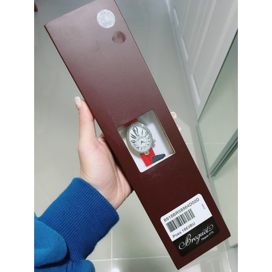 ⚠️到货啦 新版宝玑 实拍 Breguet-宝玑那不勒斯皇后系列! 史上最强最美 超薄 最新升级版本 绝对值得拥有的一款 正品一致的拉丁料绢表带 蓝宝石拱桥弧形玻璃 表盘用天然白色珍珠母贝 阿拉伯数字时符 经典的蓝钢宝玑指针 6点位设有一颗水滴形钻石 机芯是586/1自动上链机 我们一直正品完美复刻 那不勒斯皇后款 绝对的女神气质名媛款 最重要的是百搭得来不失少女心 必入款❗带上一秒变女神,各种派对,晚会,聚会,约会,发布会,让你BlingBling。 ⚠️到货啦 新版宝玑 实拍 Breguet-宝玑那不勒斯皇后系列! 史上最强最美 超薄 最新升级版本 绝对值得拥有的一款 正品一致的拉丁料绢表带 蓝宝石拱桥弧形玻璃 表盘用天然白色珍珠母贝 阿拉伯数字时符 经典的蓝钢宝玑指针 6点位设有一颗水滴形钻石 机芯是586/1自动上链机 我们一直正品完美复刻 那不勒斯皇后款 绝对的女神气质名媛款 最重要的是百搭得来不失少女心 必入款❗带上一秒变女神,各种派对,晚会,聚会,约会,发布会,让你BlingBling。