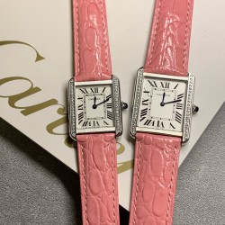实拍【精品升级版】卡地亚超薄坦克Cartier Tank Solo系列，一款百搭 性价比又高的手表 采用瑞士石英机芯，圆珠形表冠，镶嵌一颗凸圆形合成尖晶石，镀银珠光表盘，罗马数字时标，剑形蓝钢指针，蓝宝石水晶镜面，可搭配进口鳄鱼纹牛皮表带，另有多种颜色荔枝纹原版皮为你打造个性化腕间配饰，直径：小号2431mm,中号2734mm。佩戴舒适柔软服帖，上手显得高贵又典雅，很气质很女人独家货源。「认准细节，欢迎质量对比」