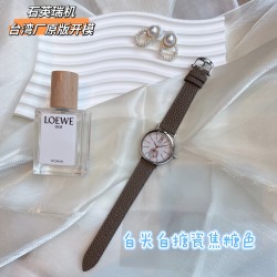 ✨✨IWC万国柏涛菲诺女表 ——昼夜与星辰✨✨，一昼一夜一更替!♥️♥️♥️日月为你转动，把星辰赠予你❤️❤️❤️昼夜显示腕表具有的象征意义，代表着时间的流逝和自然的更迭，日月星辰随时间变化，如太阳随着一天的日出逐渐升起，月亮和星星轮流出现在表盘中，展现腕表的精致和优雅所带有的浪漫色彩，让我们感受到时间的魅力和自然的力量！腕表精致简约，风格百搭，34mm的尺寸更显利落别致，精致美观，也更适合女神的纤细手腕佩戴!内部搭载石英瑞士机芯，蓝宝石玻璃，表带搭配快拆系统！