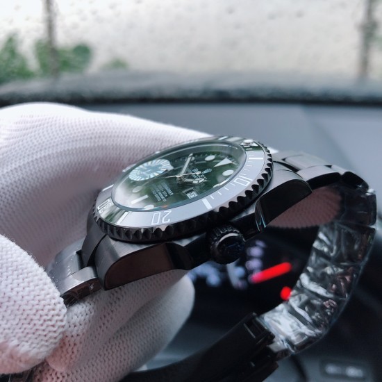 SJ出品 【品牌】劳力士--ROLEX 【类型】男士腕表 Y8【机芯】全自动机械机芯【材质】316L精钢表壳【表镜】矿物强化玻璃镜面【皮质】胶带/钢带(可选)【尺寸】直径40mm 厚度12mm【特性】潜航者系列,专门为潜水爱好者所设计的产品,时尚硬朗,个性独特 三杰精致推荐男士机械腕表 SJ为你精心挑选超真实实物图拍摄 SJ出品 【品牌】劳力士--ROLEX 【类型】男士腕表 Y8【机芯】全自动机械机芯【材质】316L精钢表壳【表镜】矿物强化玻璃镜面【皮质】胶带/钢带(可选)【尺寸】直径40mm 厚度12mm【特性】潜航者系列,专门为潜水爱好者所设计的产品,时尚硬朗,个性独特 三杰精致推荐男士机械腕表 SJ为你精心挑选超真实实物图拍摄