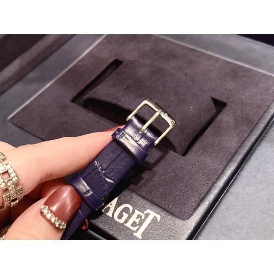 实拍 伯爵-PIAGET 女士腕表 瑞士石英机芯 316L精钢表壳 真牛皮表带 尺寸34*8mm 蓝宝石玻璃镜面 简约的设计,大胆而多彩的配色,以及旋转表圈是伯爵品牌 Possession腕表的特质所在。通过品牌制表师们天马星空的创意,将各个亮色的表带与贵金属、钻石、精钢材质相融,通过圆形盘面的演绎,令全新的 Possession腕表越发闪耀夺目,给人眼前一亮之感。 实拍 伯爵-PIAGET 女士腕表 瑞士石英机芯 316L精钢表壳 真牛皮表带 尺寸34*8mm 蓝宝石玻璃镜面 简约的设计,大胆而多彩的配色,以及旋转表圈是伯爵品牌 Possession腕表的特质所在。通过品牌制表师们天马星空的创意,将各个亮色的表带与贵金属、钻石、精钢材质相融,通过圆形盘面的演绎,令全新的 Possession腕表越发闪耀夺目,给人眼前一亮之感。