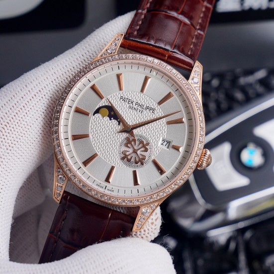 2⃣0⃣2⃣0⃣最新款百达翡丽《Patek Philippe》月[月亮]相[太阳]系列！九字位日月星辰功能，独特的4时位小秒logo，搭载原装进口call8219月相机芯(0返修0售后），蓝宝石玻璃镜面，进口意大利牛皮 ，（可配钢带）尺寸40mm，厚度10mm，三度防水性能，简约商外观，让你感受傲慢绅士气息，完美彰显其百达翡丽腕表的皇家血统，值得全球称赞。⚠️请认准独家品质