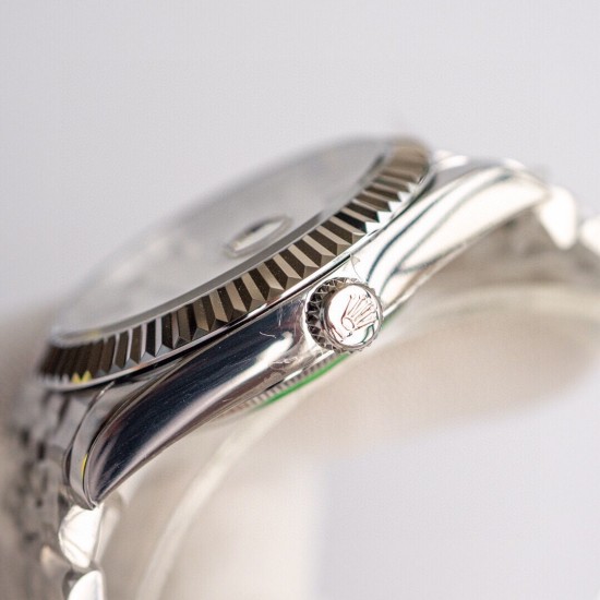 ROLEX 劳力士 蚝式恒动日志型41mm系列腕表,直径41mm,经典的蚝式表壳搭配三角坑纹外圈,把头采用旋入式设计,抗刮损蓝水晶玻璃,防反光凸透式放大(2.5倍)日历窗,隐蔽式摺叠皇冠带扣,矜持有度秀而不媚 恒久优雅! ROLEX 劳力士 蚝式恒动日志型41mm系列腕表,直径41mm,经典的蚝式表壳搭配三角坑纹外圈,把头采用旋入式设计,抗刮损蓝水晶玻璃,防反光凸透式放大(2.5倍)日历窗,隐蔽式摺叠皇冠带扣,矜持有度秀而不媚 恒久优雅!