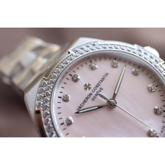 实拍【Vacheron Constantin江诗丹顿】纵横四海系列OVERSEAS女款小号型钢带款——一款极具魅力和旅行精神的女性腕表【表壳】直径36mm适合大部分女性佩戴,84颗圆形切割施华洛水更是钻璀璨夺目 【表盘】简约的大三针设计 旭日纹缎面拉丝的工艺处理 深邃优雅 时标均带白色夜光涂层 【机芯】CITIZEN8系列改Cal.5300机芯(机芯稳定零返修 ) 原装18k纳米镀金质摆陀 实拍【Vacheron Constantin江诗丹顿】纵横四海系列OVERSEAS女款小号型钢带款——一款极具魅力和旅行精神的女性腕表【表壳】直径36mm适合大部分女性佩戴,84颗圆形切割施华洛水更是钻璀璨夺目 【表盘】简约的大三针设计 旭日纹缎面拉丝的工艺处理 深邃优雅 时标均带白色夜光涂层 【机芯】CITIZEN8系列改Cal.5300机芯(机芯稳定零返修 ) 原装18k纳米镀金质摆陀