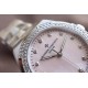 实拍【Vacheron Constantin江诗丹顿】纵横四海系列OVERSEAS女款小号型钢带款——一款极具魅力和旅行精神的女性腕表【表壳】直径36mm适合大部分女性佩戴,84颗圆形切割施华洛水更是钻璀璨夺目 【表盘】简约的大三针设计 旭日纹缎面拉丝的工艺处理 深邃优雅 时标均带白色夜光涂层 【机芯】CITIZEN8系列改Cal.5300机芯(机芯稳定零返修 ) 原装18k纳米镀金质摆陀 实拍【Vacheron Constantin江诗丹顿】纵横四海系列OVERSEAS女款小号型钢带款——一款极具魅力和旅行精神的女性腕表【表壳】直径36mm适合大部分女性佩戴,84颗圆形切割施华洛水更是钻璀璨夺目 【表盘】简约的大三针设计 旭日纹缎面拉丝的工艺处理 深邃优雅 时标均带白色夜光涂层 【机芯】CITIZEN8系列改Cal.5300机芯(机芯稳定零返修 ) 原装18k纳米镀金质摆陀