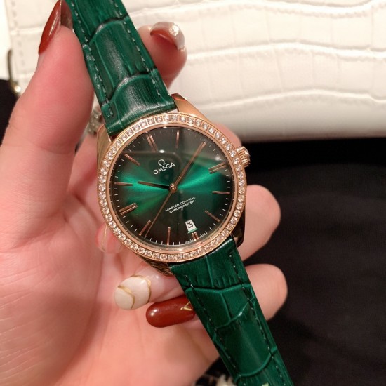 ★实拍 欧米茄-OMEGA 欧米茄碟飞名典系列 女士腕表 欧米茄名典腕表诞生于1949年,其纤薄而典雅的金质表壳别具一格,内部搭载的超薄机芯极具传奇色彩。渐变色弧面表盘,搭配抛光18K金指针,6点位设置有日历窗口,34mm玫瑰金表壳配以多色双面意大利牛皮表带。低调的奢华,简约而不简单. ★实拍 欧米茄-OMEGA 欧米茄碟飞名典系列 女士腕表 欧米茄名典腕表诞生于1949年,其纤薄而典雅的金质表壳别具一格,内部搭载的超薄机芯极具传奇色彩。渐变色弧面表盘,搭配抛光18K金指针,6点位设置有日历窗口,34mm玫瑰金表壳配以多色双面意大利牛皮表带。低调的奢华,简约而不简单.