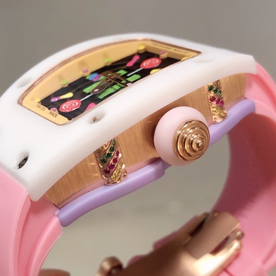 实拍 最新理查珐琅棉花糖理查德米勒 RichardMille 珐琅棉花糖 最新爆款 bon bon系列最稀有的作品!克服传统工艺打破模式!钟表最受尊敬的技术之一。不是所有人的嫁妆,棉花糖运动曲线和颜色,它们是诱人的。有了理查德米勒,实现了把棉花糖戴在你的手腕上!白色陶瓷加上黄粉绿搪瓷表盘,RM-07柔和的颜色创造了一个组合...甜蜜!糖果店的一次旅行,一个让人难以置信的艺术品。你会戴上它吗? 实拍 最新理查珐琅棉花糖理查德米勒 RichardMille 珐琅棉花糖 最新爆款 bon bon系列最稀有的作品!克服传统工艺打破模式!钟表最受尊敬的技术之一。不是所有人的嫁妆,棉花糖运动曲线和颜色,它们是诱人的。有了理查德米勒,实现了把棉花糖戴在你的手腕上!白色陶瓷加上黄粉绿搪瓷表盘,RM-07柔和的颜色创造了一个组合...甜蜜!糖果店的一次旅行,一个让人难以置信的艺术品。你会戴上它吗?