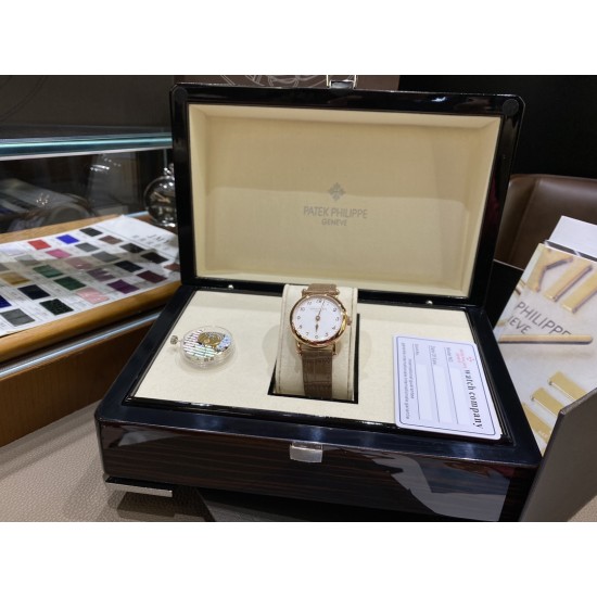 表中之王——百达翡丽   2021新款百达古典系列女款，型号7200R-001，表盘字面采用与官方一致乳白色粒纹表盘和金质立体字块，蓝宝石双卜玻璃，搭配超薄全自动机械机芯cal.240，超薄款牛皮，针扣款式与官方一致，表径34.6mm，厚度9.5mm，颜值真的不输积家卡地亚呀越看越美[哇]