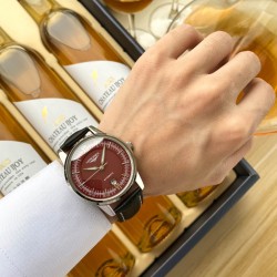 浪琴 Longines 精品男士腕表，经典大三针设计，尊贵大气，绅士风范，卓越品质，热卖全城。采用全自动机械机芯，顶级316精钢表壳，进口小牛皮表带，矿物质超强镜面，尺寸40*13