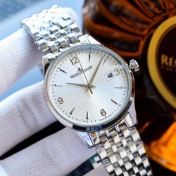 实物拍摄品牌：积家-Jaeger-LeCoultre 大师系列类型：男士腕表表壳：316精钢（做工上乘）表带：进口小牛皮/316精钢（两种可选）机芯：高级定制全自动机械机芯（走时稳定）材料：高级强化镀膜镜面尺寸：直径40mm，厚度11mm