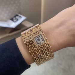 CR家 新品预售 Cartier猎豹手镯腕表既是手镯，也是腕表时尚与功能兼具，可以说是手腕上的艺术品~卡地亚猎豹手镯腕表，18K金工艺打造表链表壳 卡地亚经典DNA箭形蓝钢指针，蓝宝石水晶镜面，镀银表盘，2219毫米表盘 厚度6.55毫米。