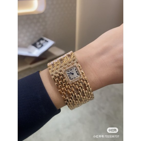 CR家 新品预售 Cartier猎豹手镯腕表既是手镯,也是腕表时尚与功能兼具,可以说是手腕上的艺术品~卡地亚猎豹手镯腕表,18K金工艺打造表链表壳 卡地亚经典DNA箭形蓝钢指针,蓝宝石水晶镜面,镀银表盘,2219毫米表盘 厚度6.55毫米。 CR家 新品预售 Cartier猎豹手镯腕表既是手镯,也是腕表时尚与功能兼具,可以说是手腕上的艺术品~卡地亚猎豹手镯腕表,18K金工艺打造表链表壳 卡地亚经典DNA箭形蓝钢指针,蓝宝石水晶镜面,镀银表盘,2219毫米表盘 厚度6.55毫米。