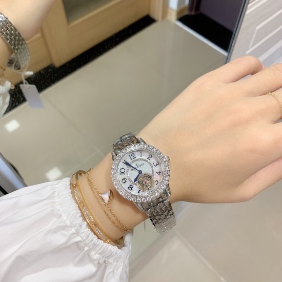 实拍 积家Rendez-Vous约会系列 全自动机械飞轮女士腕表,由天然深海珍珠贝母打造的表盘与精钢镶钻表圈交相辉映,散发着柔和的七彩光泽,而位于六时位置的飞轮则如优雅的腕上芭蕾,尽显独特女性魅力。高端配置,蓝宝石镜面,进口牛皮原装折叠扣/精钢表壳表带,尺寸:宽33mm、厚11mm。 实拍 积家Rendez-Vous约会系列 全自动机械飞轮女士腕表,由天然深海珍珠贝母打造的表盘与精钢镶钻表圈交相辉映,散发着柔和的七彩光泽,而位于六时位置的飞轮则如优雅的腕上芭蕾,尽显独特女性魅力。高端配置,蓝宝石镜面,进口牛皮原装折叠扣/精钢表壳表带,尺寸:宽33mm、厚11mm。