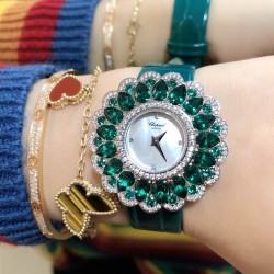 实拍 萧邦-Chopard❥ Precious Chopard系列❥瑞士石英机芯❥蓝宝石玻璃镜面❥表壳直径约36mm          厚度约8mm❥今年以“舞会”为主题，推出Precious Chopard系列高级珠宝与珠宝表新作。以钻石和多种彩色贵重宝石为Precious Chopard系列珠宝装饰出华丽的外衣，由最出色的珠宝师以卓绝工艺精心制作，散发出盛大晚会的恢宏气势。