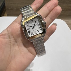 钢带送皮带山度士女庄Santos de Cartier腕表 1⃣️表壳：316不锈钢2⃣️把的：七角形表冠 镶嵌一颗多切面蓝宝石 3⃣️表盘：阳光射线纹饰效果表盘/经典白罗马表盘4⃣️表针：剑型蓝钢指针 5⃣️表镜：蓝宝石水晶镜面 6⃣️钢表带：配备“SmartLink”表链调节装置 7⃣️表扣：搭配双重折叠表扣      表带均配备“QuickSwitch”表带快速替换装置 8⃣️表壳尺寸：35.1毫米 厚度：8.83毫米 防水深度10巴（约100米）