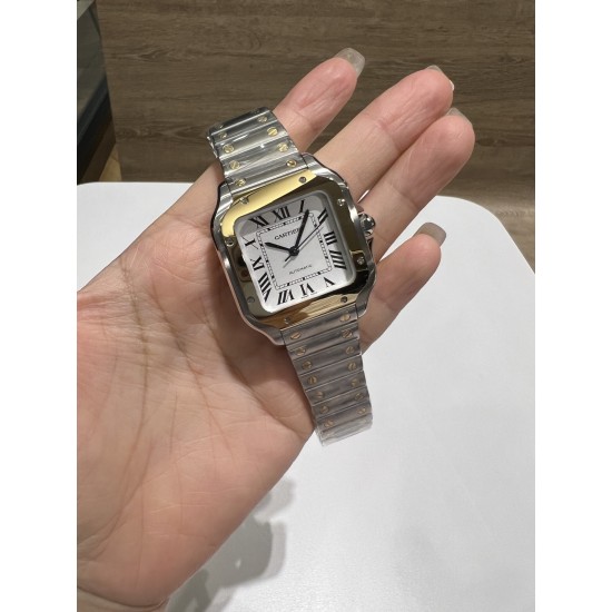 钢带送皮带山度士女庄Santos de Cartier腕表 1⃣️表壳:316不锈钢2⃣️把的:七角形表冠 镶嵌一颗多切面蓝宝石 3⃣️表盘:阳光射线纹饰效果表盘/经典白罗马表盘4⃣️表针:剑型蓝钢指针 5⃣️表镜:蓝宝石水晶镜面 6⃣️钢表带:配备“SmartLink”表链调节装置 7⃣️表扣:搭配双重折叠表扣 表带均配备“QuickSwitch”表带快速替换装置 8⃣️表壳尺寸:35.1毫米 厚度:8.83毫米 防水深度10巴(约100米) 钢带送皮带山度士女庄Santos de Cartier腕表 1⃣️表壳:316不锈钢2⃣️把的:七角形表冠 镶嵌一颗多切面蓝宝石 3⃣️表盘:阳光射线纹饰效果表盘/经典白罗马表盘4⃣️表针:剑型蓝钢指针 5⃣️表镜:蓝宝石水晶镜面 6⃣️钢表带:配备“SmartLink”表链调节装置 7⃣️表扣:搭配双重折叠表扣 表带均配备“QuickSwitch”表带快速替换装置 8⃣️表壳尺寸:35.1毫米 厚度:8.83毫米 防水深度10巴(约100米)