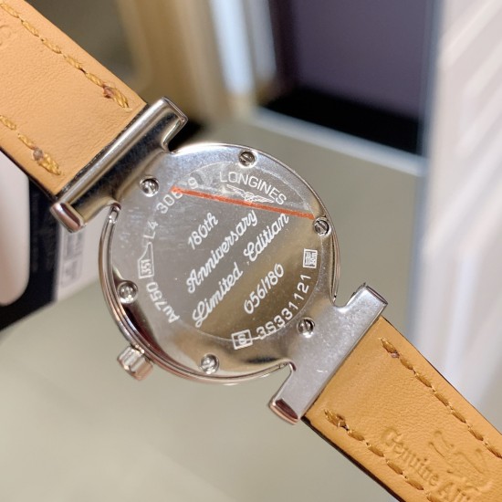 实拍 LONGINES【浪琴】新款女士腕表小巧精致,以钻石装饰、搭配色彩鲜明鳄鱼皮表带,优雅藏在细节里,时尚高雅的来凸显个人风格,优雅地停留在手腕,纯钢表壳,瑞士机芯,蓝宝石镜面, 实拍 LONGINES【浪琴】新款女士腕表小巧精致,以钻石装饰、搭配色彩鲜明鳄鱼皮表带,优雅藏在细节里,时尚高雅的来凸显个人风格,优雅地停留在手腕,纯钢表壳,瑞士机芯,蓝宝石镜面,