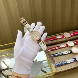 实拍 v18出品 狠货来袭 积家 约会大师 升级版最新24小时日月星辰 日月分明 女士腕表 珠宝镶钻设计风格首次使用高级珠宝的爪镶工艺而非常罕见轨道镶嵌！采用锆石材料。鲜艳光泽强！壳套：珠宝镶钻表壳、316L精钢玻璃：采用蓝宝石水晶表镜表盘：珍珠母贝镶钻表盘、台湾厂立体数字真钉立体！太阳月亮浮现出立体效果24小时日月分明表带：美洲鳄鱼皮表带尺寸：直径36mm，厚度8.8mm机芯：瑞士进口机芯体现出高贵优雅气质、材质进口质量保证零0⃣返修