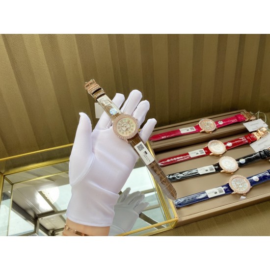实拍 v18出品 狠货来袭 积家 约会大师 升级版最新24小时日月星辰 日月分明 女士腕表 珠宝镶钻设计风格首次使用高级珠宝的爪镶工艺而非常罕见轨道镶嵌!采用锆石材料。鲜艳光泽强!壳套:珠宝镶钻表壳、316L精钢玻璃:采用蓝宝石水晶表镜表盘:珍珠母贝镶钻表盘、台湾厂立体数字真钉立体!太阳月亮浮现出立体效果24小时日月分明表带:美洲鳄鱼皮表带尺寸:直径36mm,厚度8.8mm机芯:瑞士进口机芯体现出高贵优雅气质、材质进口质量保证零0⃣返修 实拍 v18出品 狠货来袭 积家 约会大师 升级版最新24小时日月星辰 日月分明 女士腕表 珠宝镶钻设计风格首次使用高级珠宝的爪镶工艺而非常罕见轨道镶嵌!采用锆石材料。鲜艳光泽强!壳套:珠宝镶钻表壳、316L精钢玻璃:采用蓝宝石水晶表镜表盘:珍珠母贝镶钻表盘、台湾厂立体数字真钉立体!太阳月亮浮现出立体效果24小时日月分明表带:美洲鳄鱼皮表带尺寸:直径36mm,厚度8.8mm机芯:瑞士进口机芯体现出高贵优雅气质、材质进口质量保证零0⃣返修