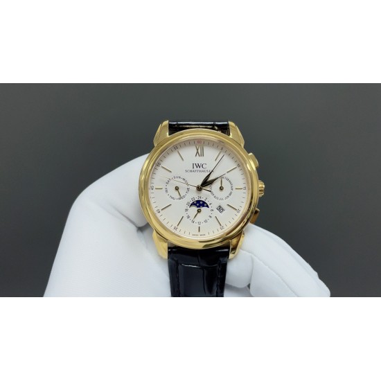 IWC万国最新力作最高版本万国波涛菲诺多功能高级自动腕表!9100多功能进口机械机芯!整表壳CNC精磨工艺,与原装工艺效果如出一辙,整体字面质感更佳!在订制机芯的加持下,尺寸41*10mm,优雅的贵族气息结合无与伦比的视觉享受,神秘雅致,精湛非凡,采用顶级意大利小皮材质表带,质地柔软细腻,手工缝制的丝线,纹路清晰,均匀规整,大方富有档次。⚠️请认准独家品质 IWC万国最新力作最高版本万国波涛菲诺多功能高级自动腕表!9100多功能进口机械机芯!整表壳CNC精磨工艺,与原装工艺效果如出一辙,整体字面质感更佳!在订制机芯的加持下,尺寸41*10mm,优雅的贵族气息结合无与伦比的视觉享受,神秘雅致,精湛非凡,采用顶级意大利小皮材质表带,质地柔软细腻,手工缝制的丝线,纹路清晰,均匀规整,大方富有档次。⚠️请认准独家品质