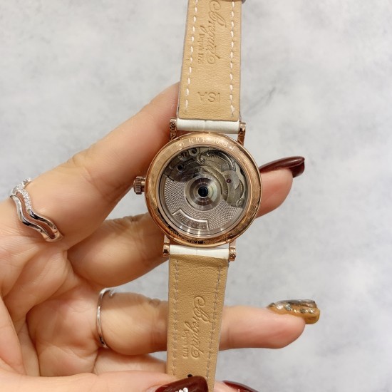 2019首推女表⚠️宝玑-Breguet 流金岁月系列搭配陀飞轮机械机芯,蓝宝石玻璃镜面,表壳直径约32mm10mm高贵优雅 尽显女王风范 2019首推女表⚠️宝玑-Breguet 流金岁月系列搭配陀飞轮机械机芯,蓝宝石玻璃镜面,表壳直径约32mm10mm高贵优雅 尽显女王风范