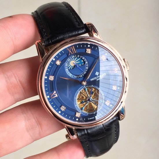 时尚新款 PATEK PHILIPPE【新年巨献 最高版本】百达翡丽超级多功能系列（功能 12字位日月星辰显示 6字位飞达显示）和原装一样的带水平压纹工艺，带荧光刻度 ，42mm直径。316L精钢镀金，原装进口镀膜水晶镜面。字面的外钻为施华洛世奇钻，通透闪亮，气质非凡。在目前技术范畴内尽可能接近原装，此款腕表让您驾驭所有场合。