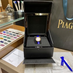 全网女生听我的！买它…❤️。     伯爵“时来运转”顶级奢侈品入门款精致的 29mm尺寸大小！第一眼看到它的时候我一眼就中，首先是外观设计足够百搭，➕上外层一圈可来回转动 很有寓意、一起“转动，遇见非凡”。上手很秀气，彩色鳄鱼皮可轻松拆卸 看上去就高端，机芯采用瑞士进口石英机芯，螺旋式表圈316L精钢打磨抛光 表面光亮如镜、表盘内圈钻石刻度 11颗⭕️圆形美钻（约0.07克拉）外圈一颗圆形美钻（约0.05克拉）